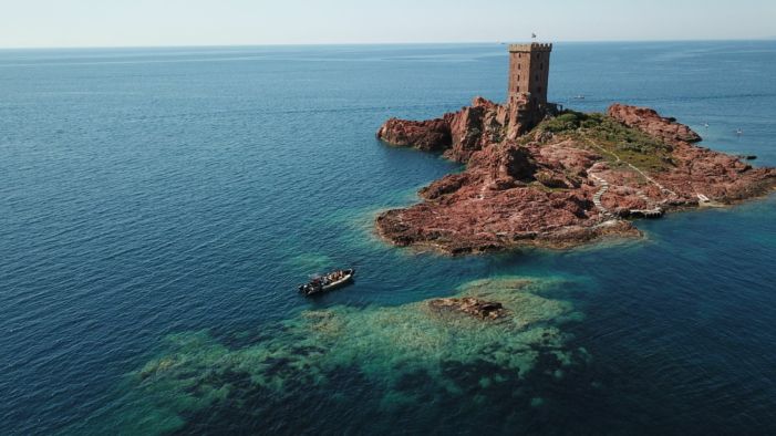 Les calanques de l'esterel en bateau. Excursion, au départ de Saint-Raphaël et fréjus avec les bateaux Promenade Sea You Sun.